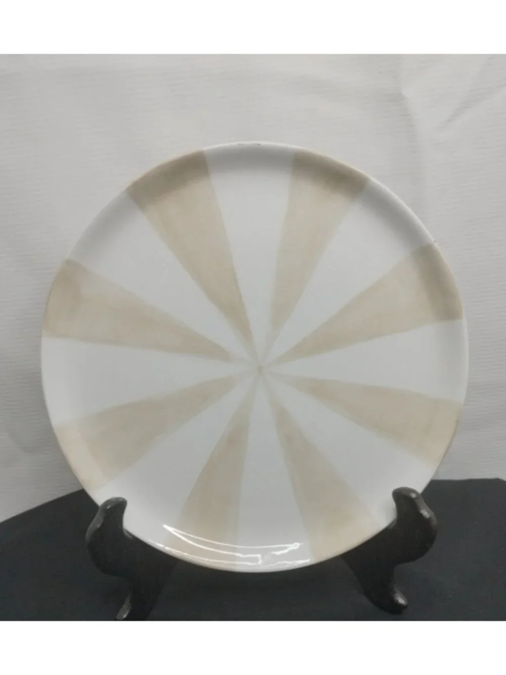 Jonathan Adler designed Tan pinwheel plates Set Of 3 8